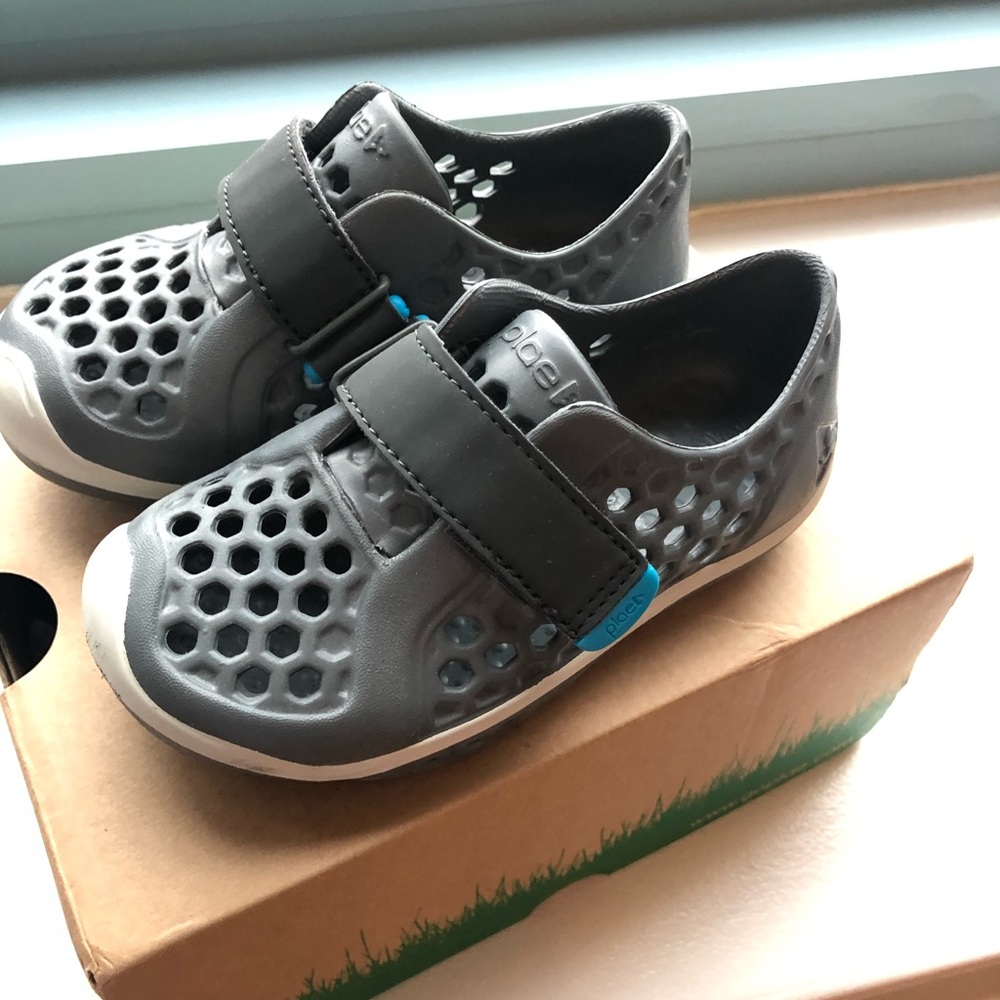 Plae Mimo water shoes in Slate Size 8 little kids